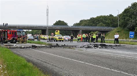 Piloot sterft bij vliegtuigcrash op snelweg A58 in Nederland.